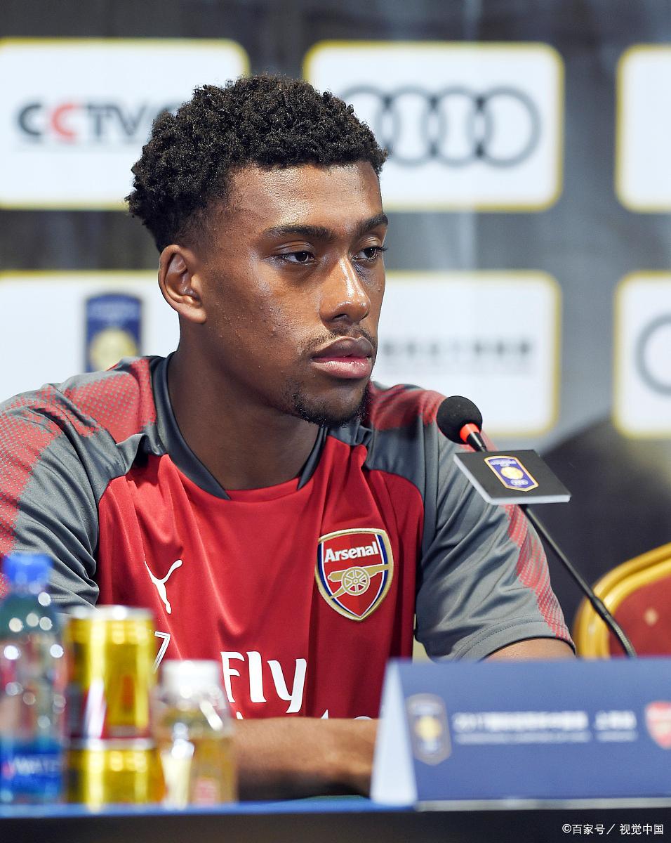 包含奥斯梅恩赛后谦逊发言登热搜，密尔沃基雄鹿横扫上海海港引发热议的词条